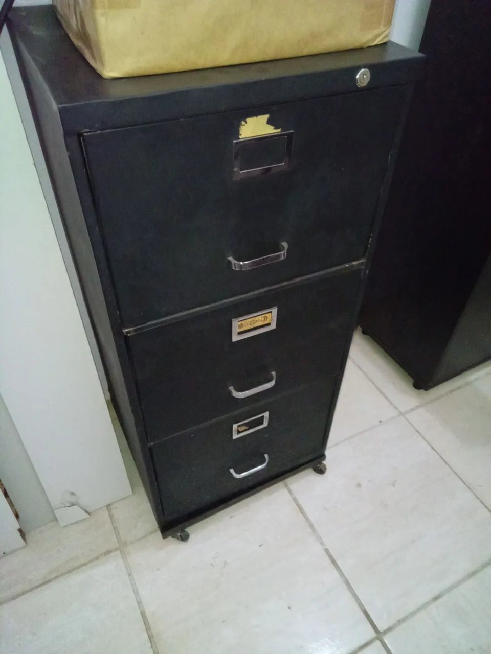 Gaveteiro de aço com 3 gavetas