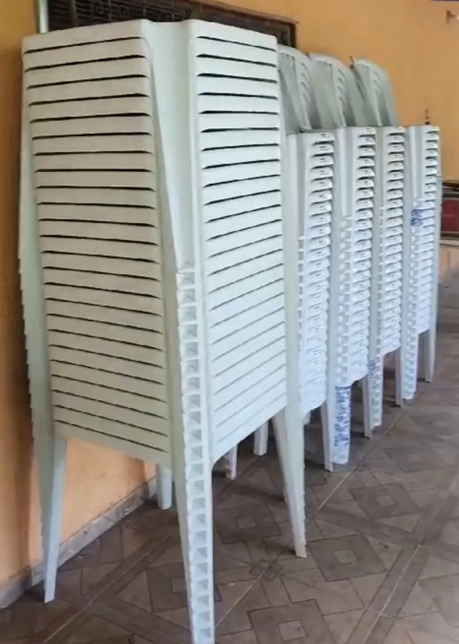 Jogo de mesa e cadeiras brancas 