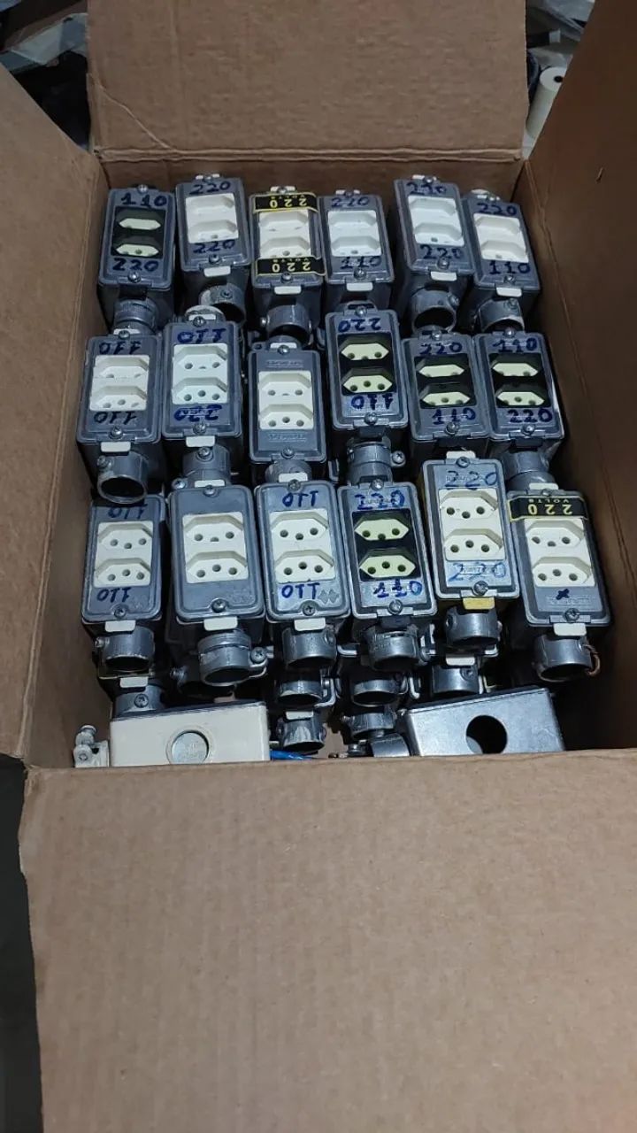 Condulete completo de metal com duas tomadas e conectores