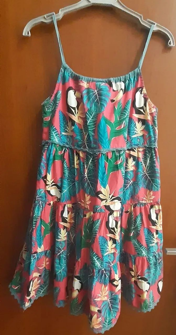 Vestido infantil floral com tucanos