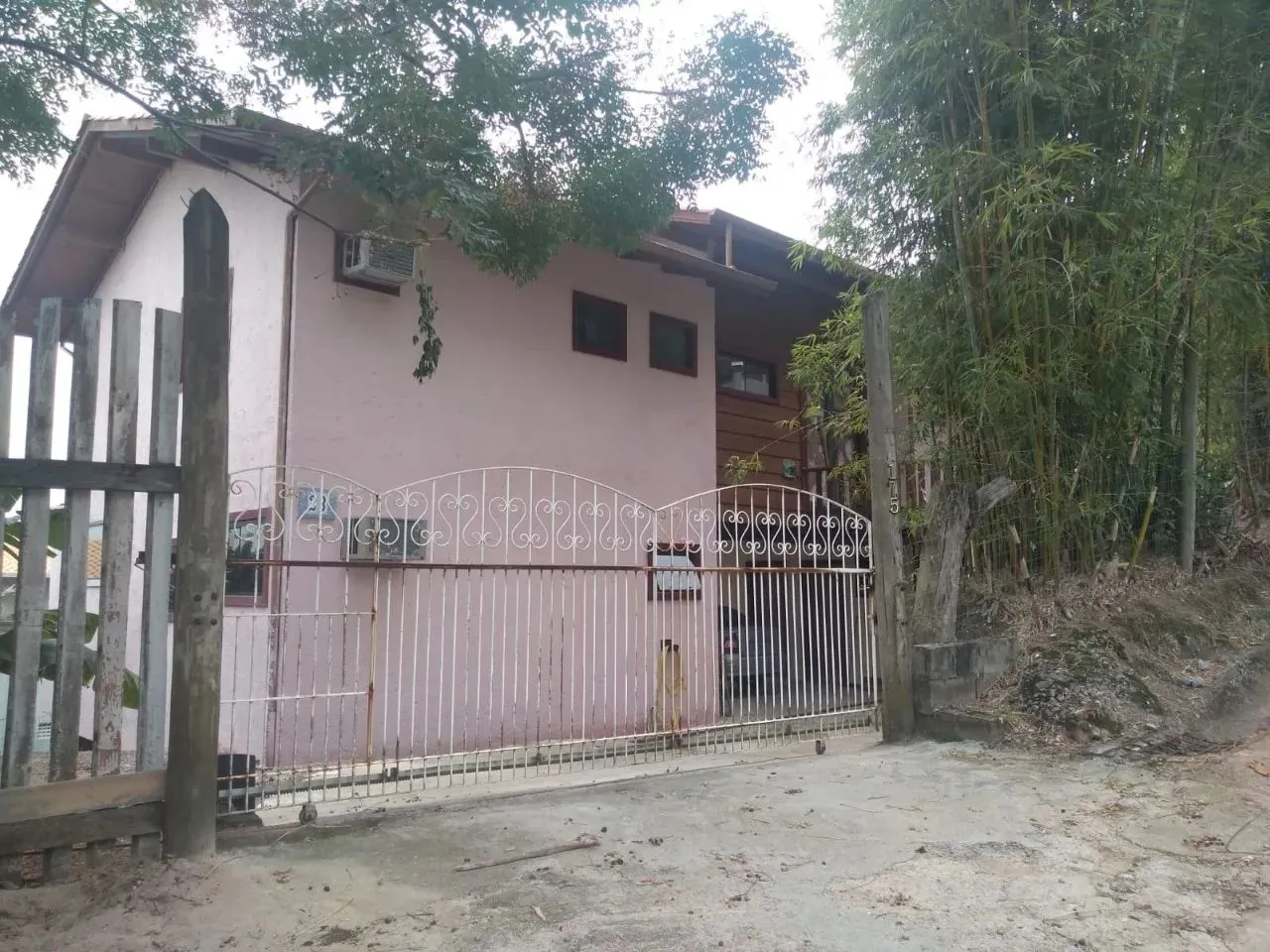 Casa com 02 dormitórios e 2 kitnets - Praia de Fora - Palhoça - SC