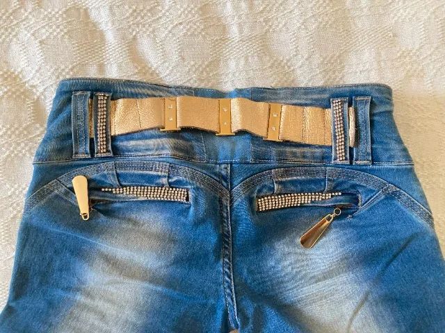 Calça Jeans com detalhes dourados e strass - Foto 3