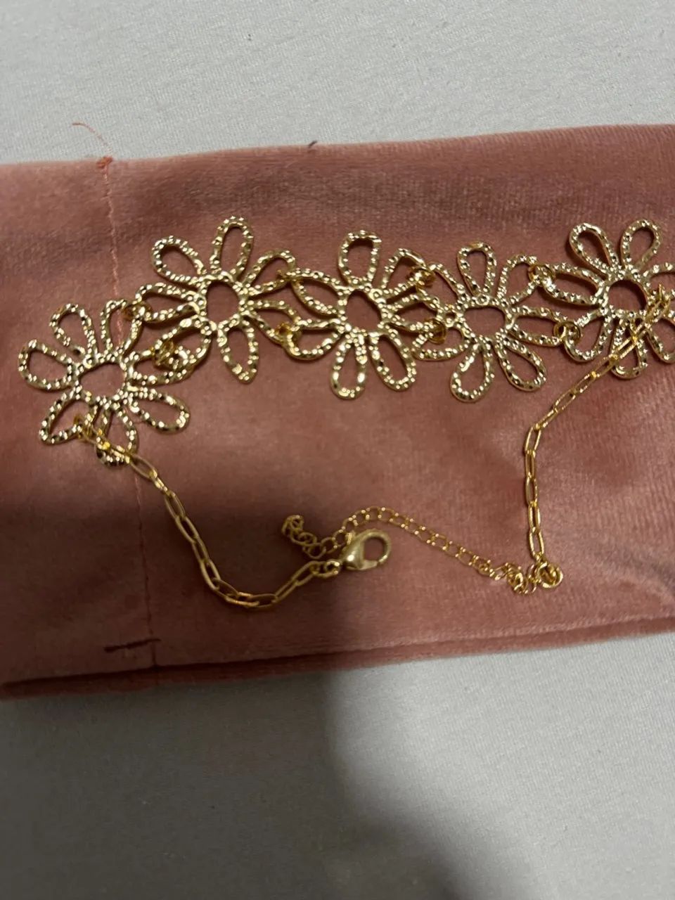 Gargantilha Folheada a Ouro com Detalhes em Flores