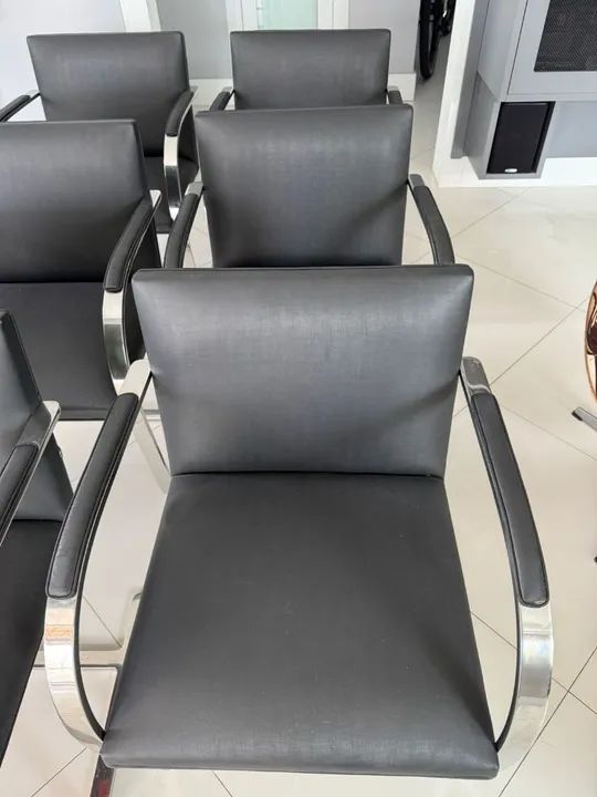Conjunto de 6 cadeiras de design original da clássica com pés em inox - Foto 5