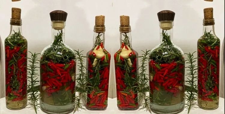 Garrafas Decorativas com Pimentas e Alecrim - Foto 2
