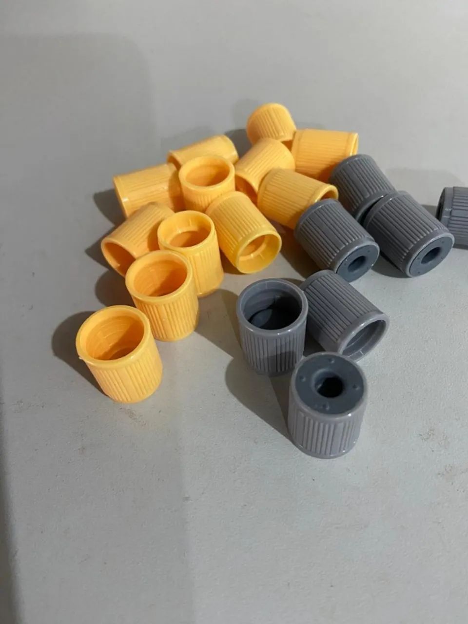 Moldes para injeção de tampas plásticas (de tubos de laboratorio)