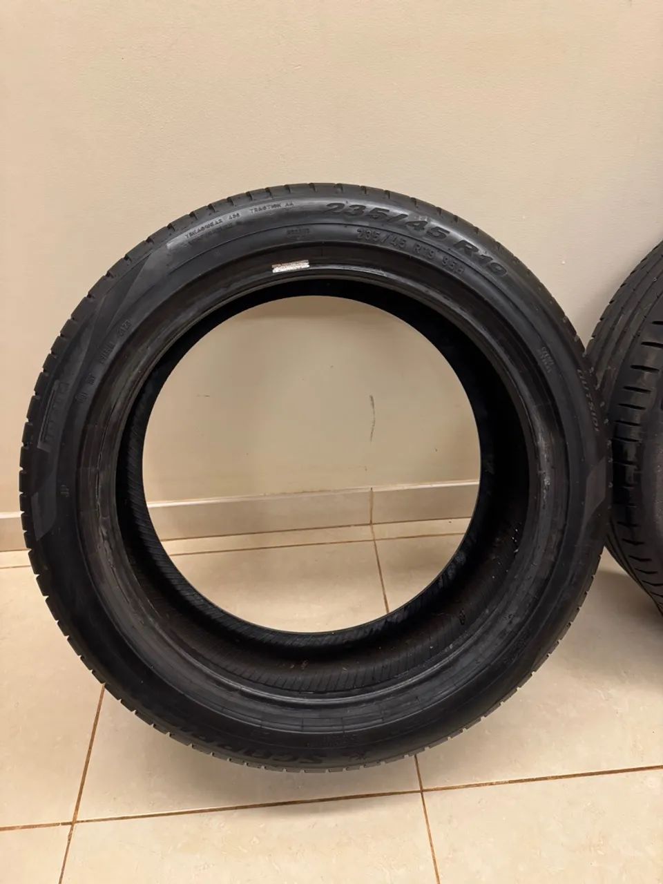 Pneus 235/45 R19