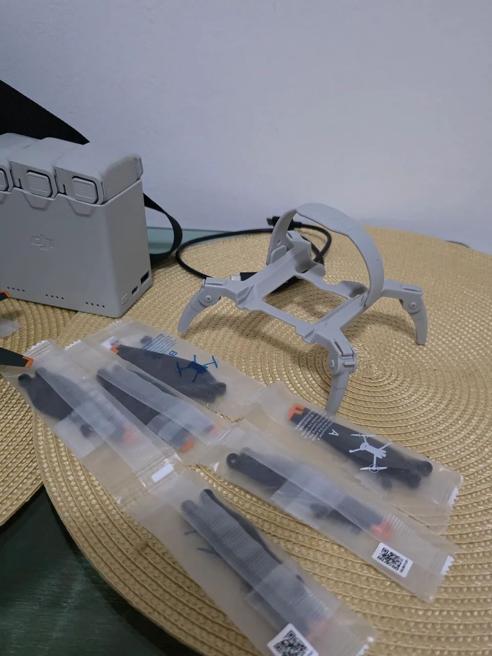 Drone Dji Mini 4 Pro Fly More Combo - 3 Baterias, case base carregadora + Acessórios  - Foto 3