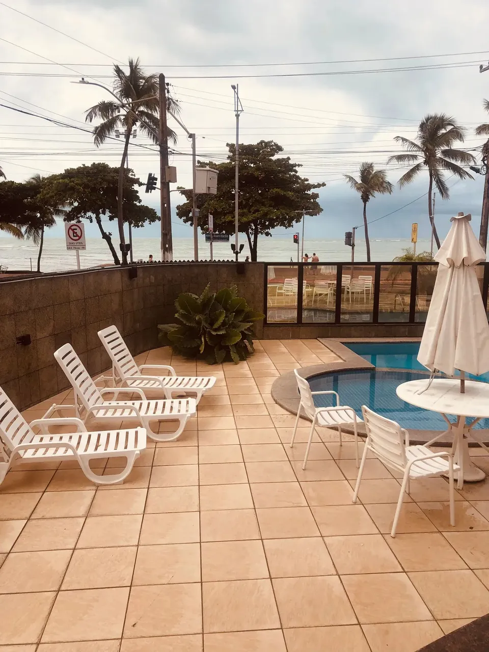 Imóvel para aluguel possui 193 metros quadrados com 4 quartos em Ponta Verde - Maceió - AL
