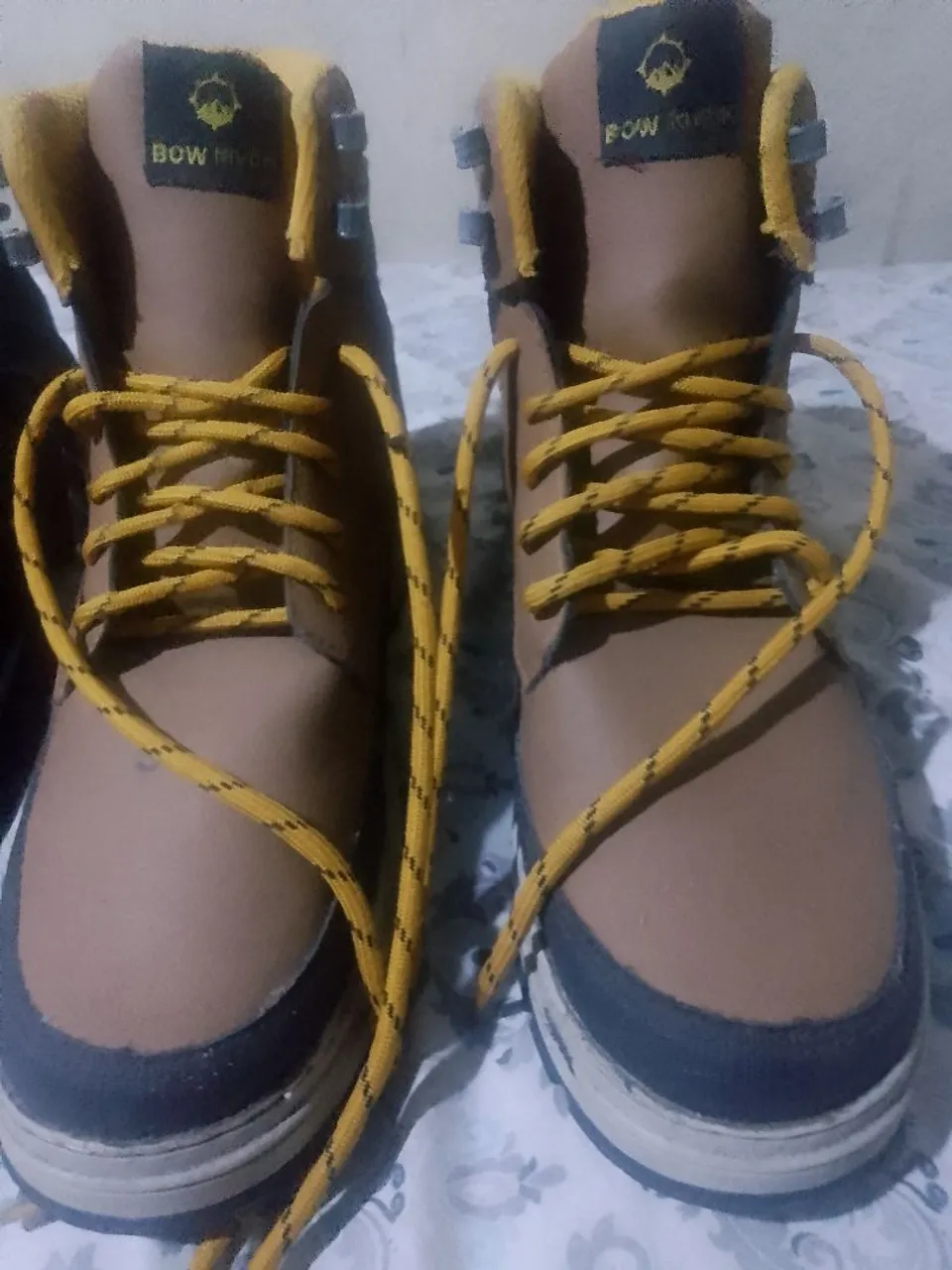 Botas Bow River Marrom com Cadarço Amarelo