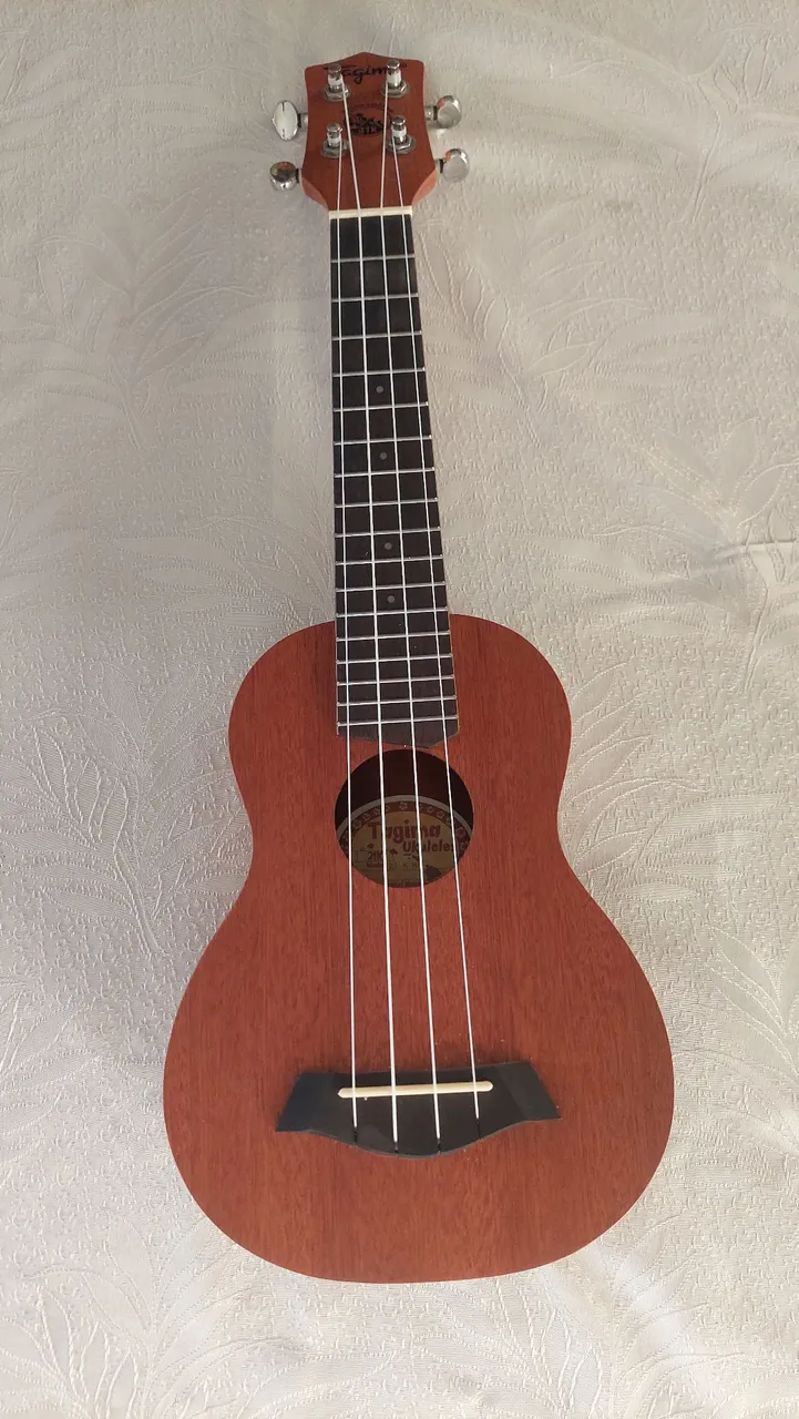 Ukulele Tagima seminovo, capa e paleta incluso