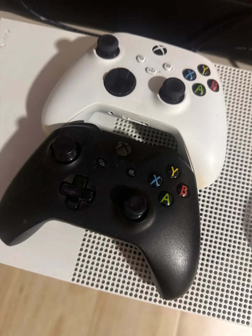 Xbox One S com dois controles