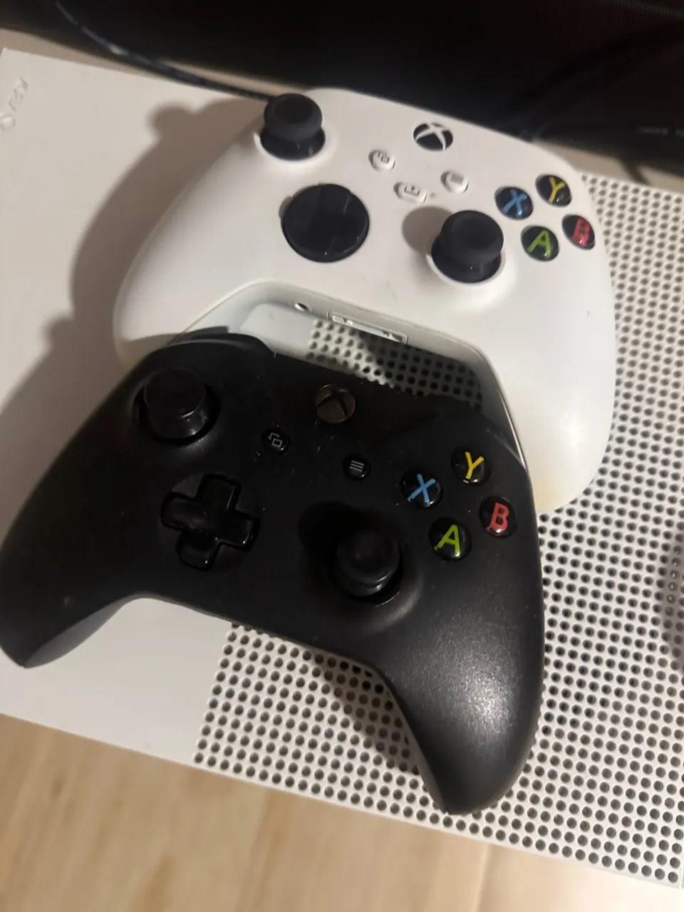 Xbox One S com dois controles