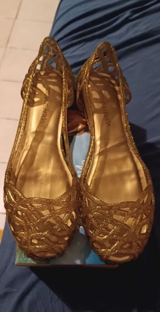 Sapatilha dourada com cheirinho de chiclete da Terra & Água.