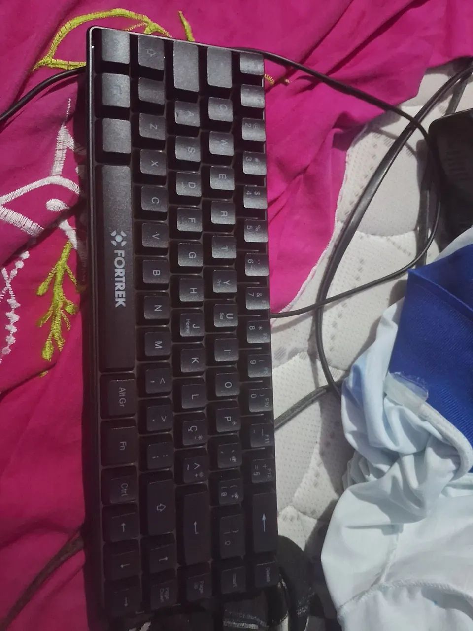 Teclado gamer mecânico 60%64169982713730120