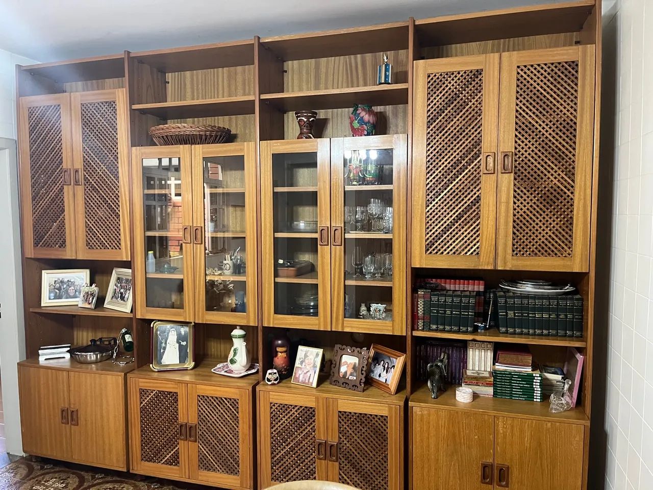 Conjunto de Armários de Madeira com Prateleiras e Vitrines - Foto 2