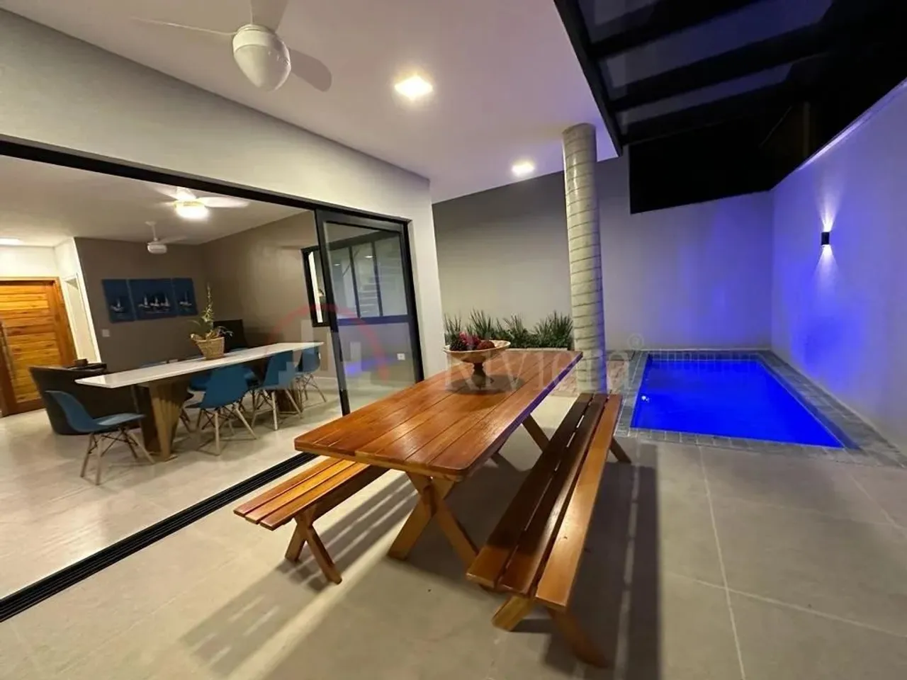 Linda Casa em Condomínio, Disponível para Locação a 600 Metros da Praia de Maresias.