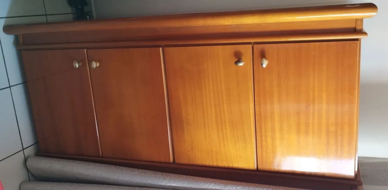 Armário de madeira com 4 portas
