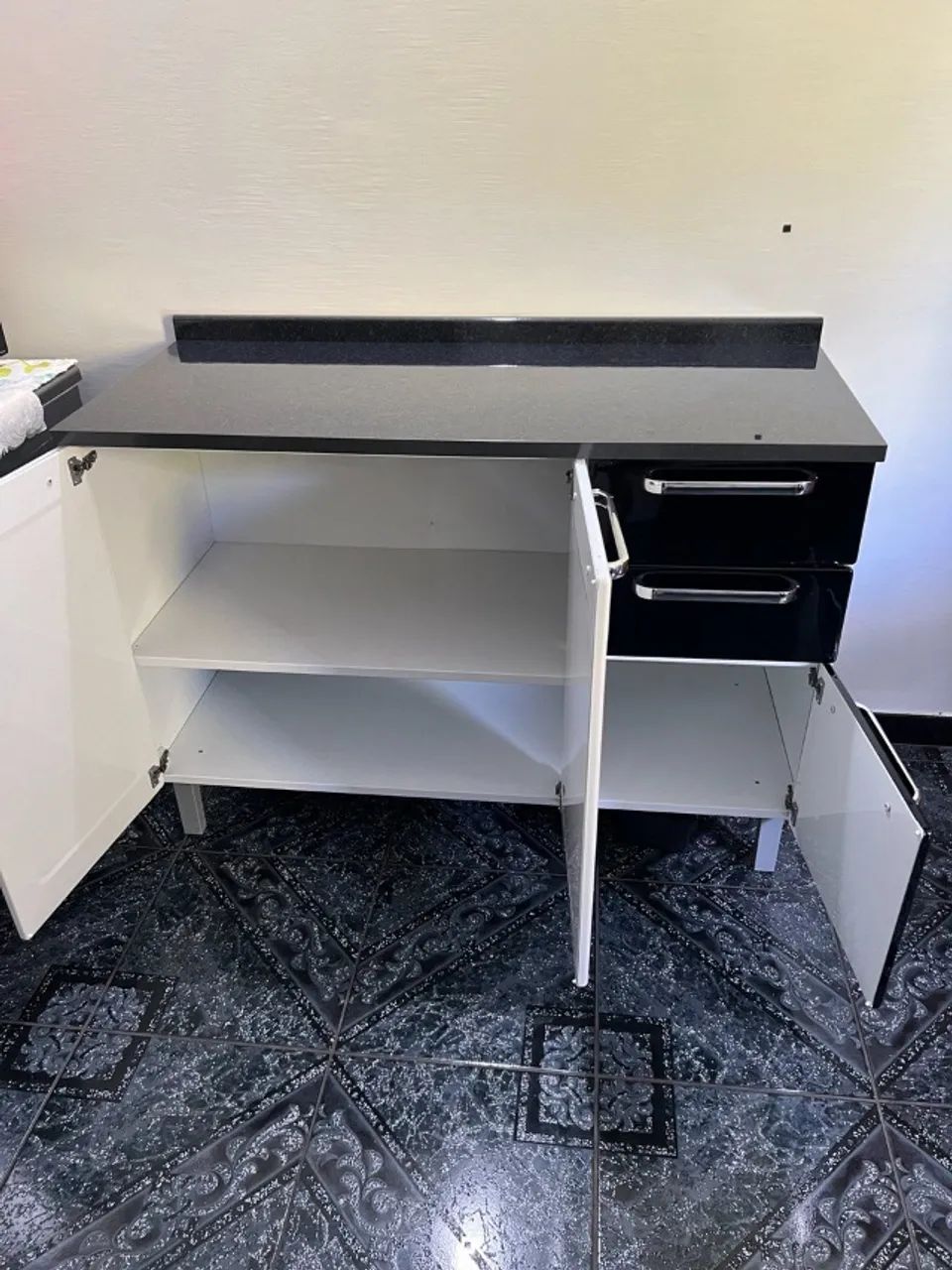 Balcao Itatiaia Branco/preto Tarsila Com Tampo 2 Portas 3 Gavetas - Foto 4