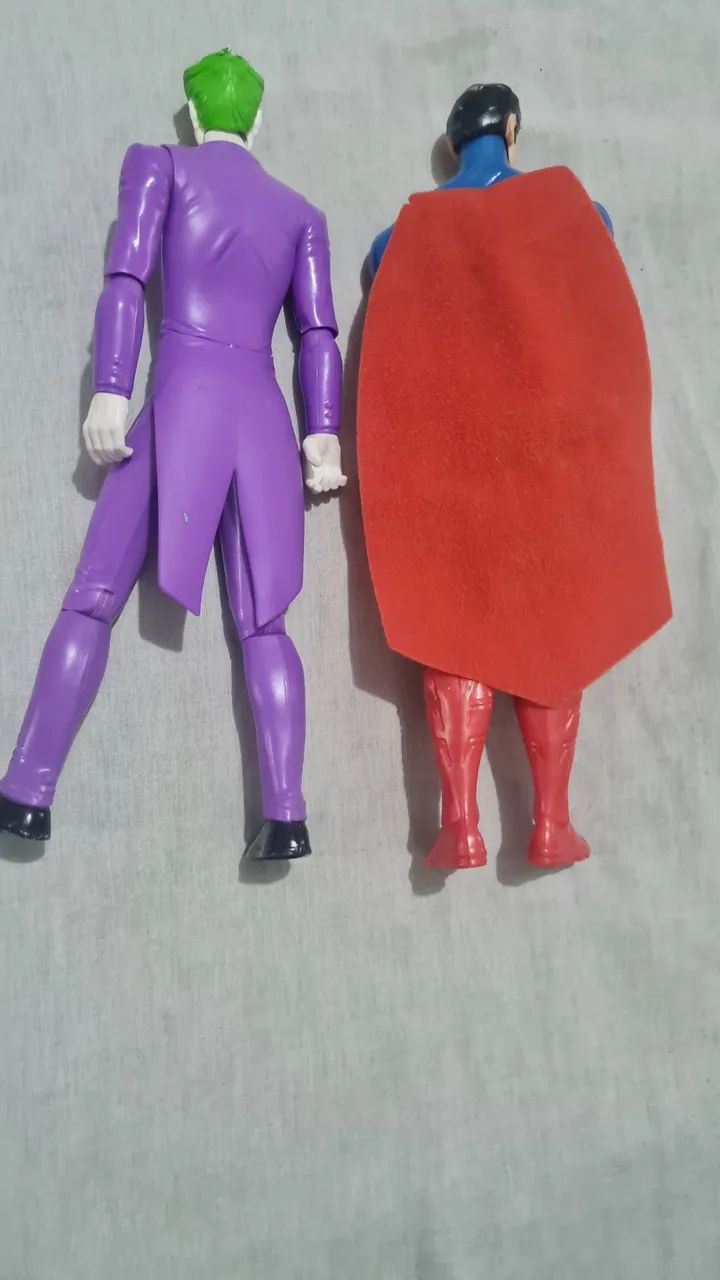 Novo Bonecos superman e coringa novíssimo 