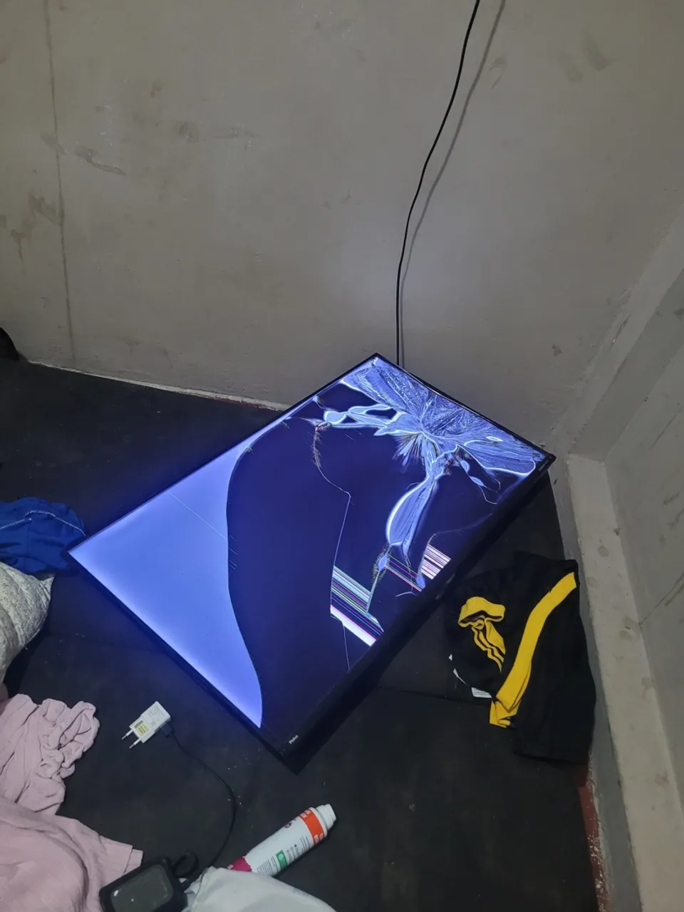 TV com tela danificada - Para retirada de peças