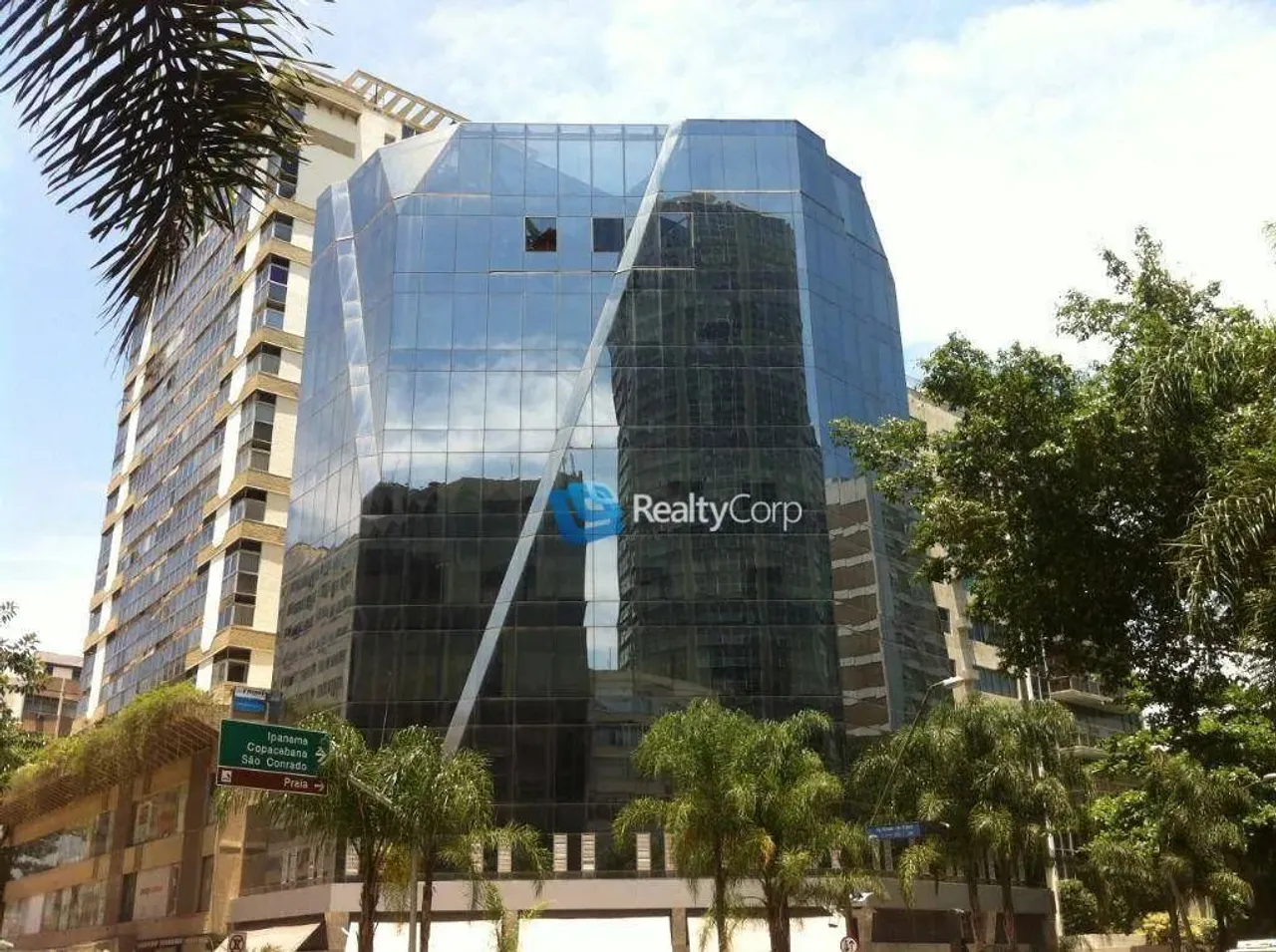 Escritório Mobiliado com 350 m² Disponíveis para Locação no Leblon