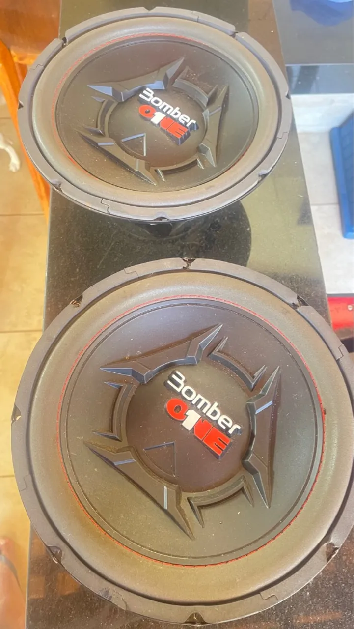 Par de Subwoofers Bomber One