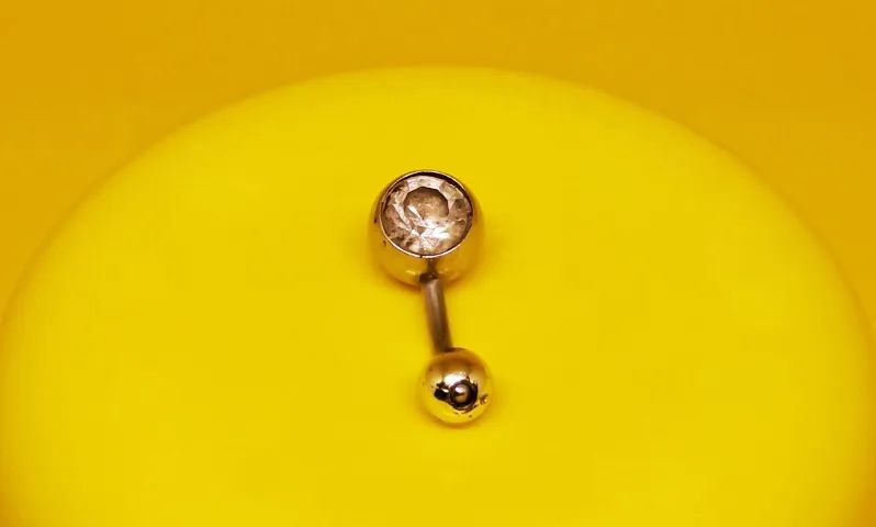 Piercing Curvado para Umbigo - Esfera com Pedra Brilhante