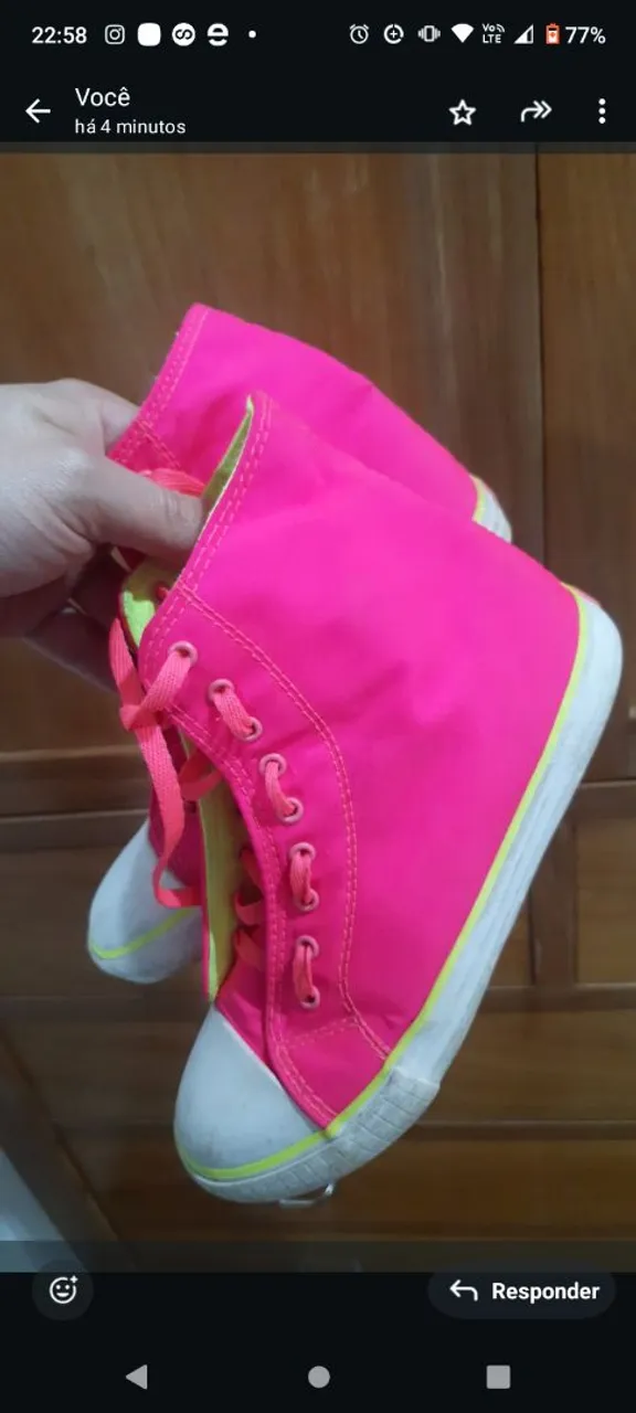 Tênis cano alto rosa neon Converse infantil