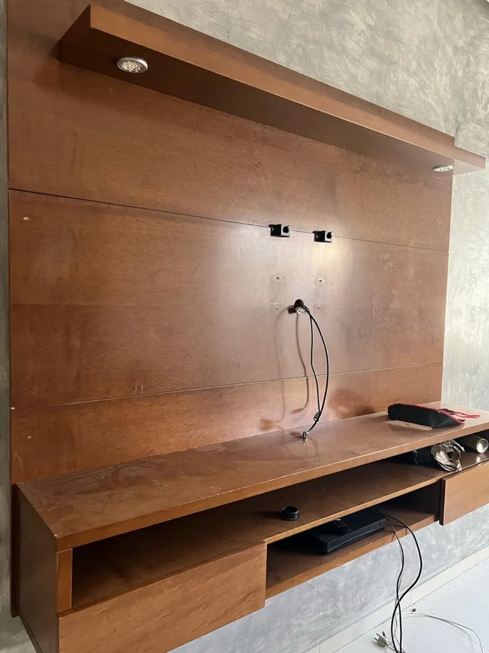 Painel de TV com Prateleiras - Design Moderno