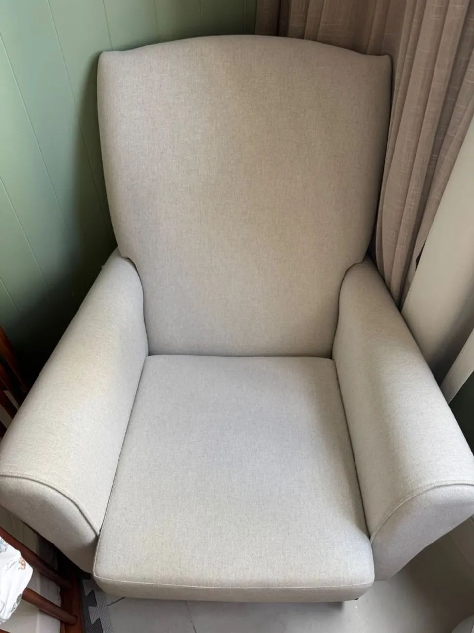 Poltrona para Amamentação Cacau e puf redondo para os pés. 