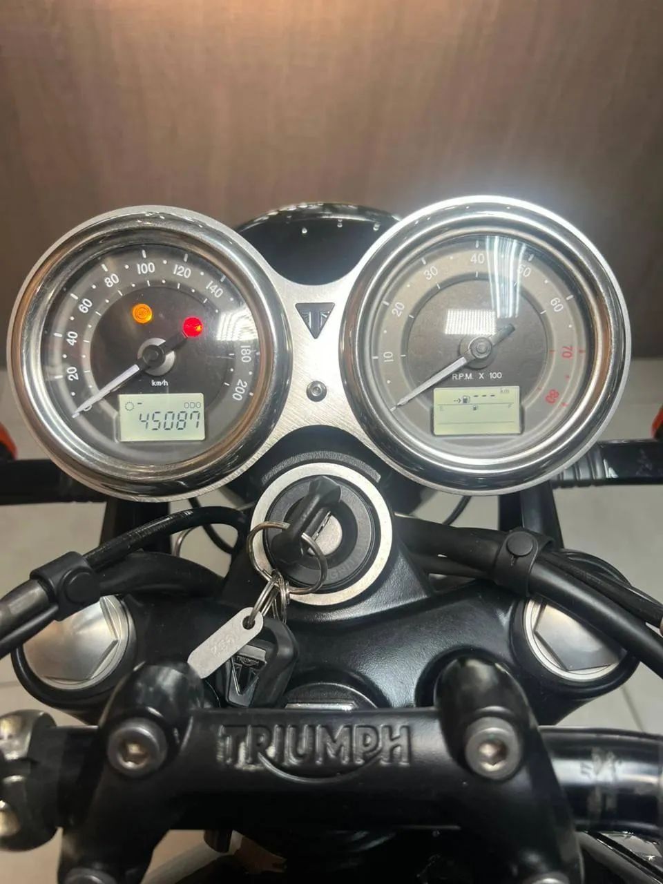 TRIUMPH BONNEVILLE T 100 BLACK 2018 - Foto 4