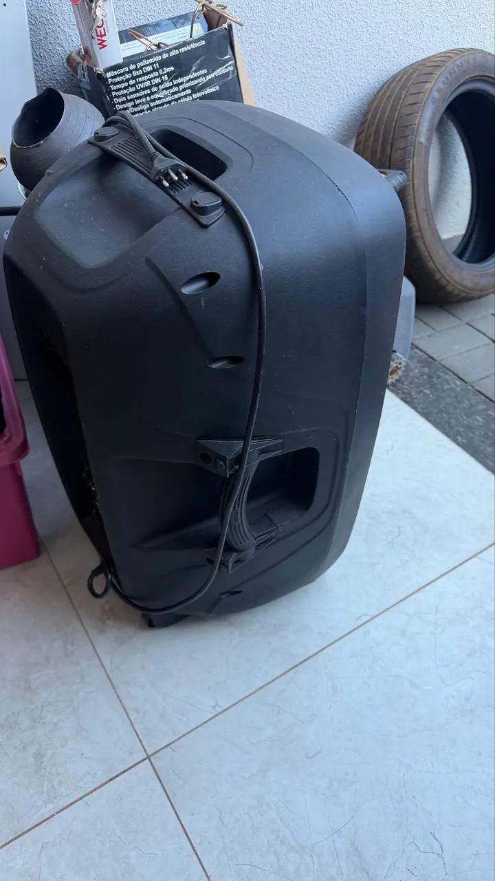 Caixa de som acústica ativa bi-amplificada de 15" e 200W RMS