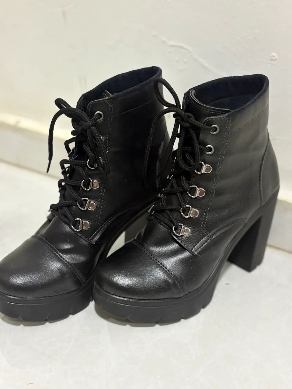 Bota / Coturno Feminino Preto de Salto Alto e Plataforma  - Foto 4