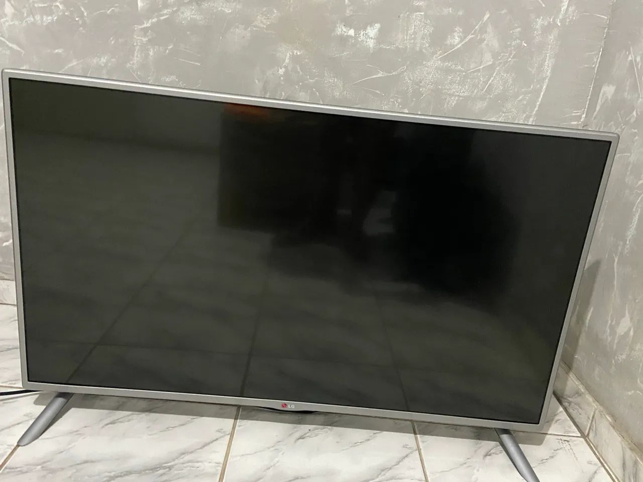 Vendo DUAS TV(S) de 42 polegadas, perfeita para quem busca conserto ou peças. - Foto 2