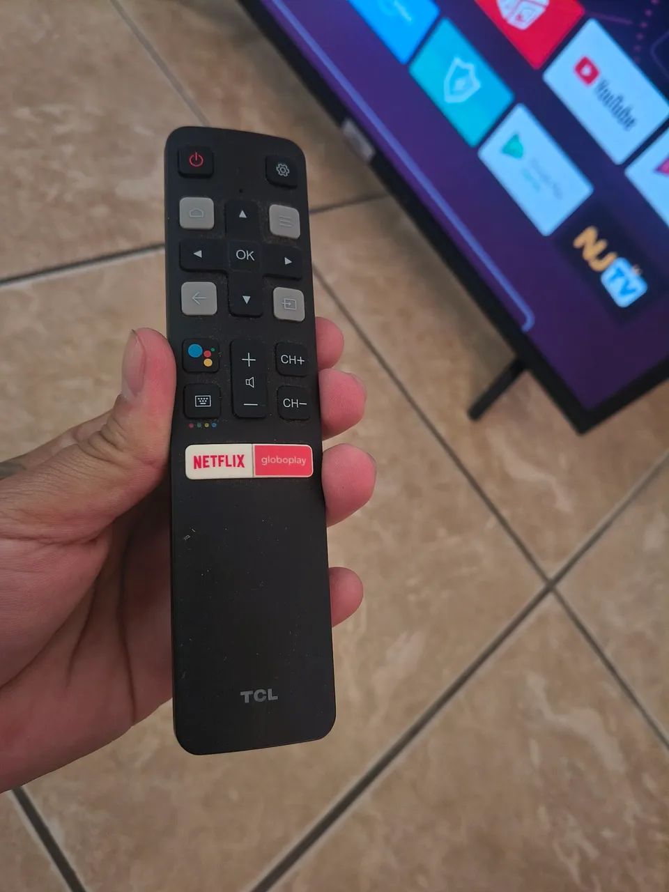 Vendo essa tv 32 polegadas smart 4K  - Foto 4
