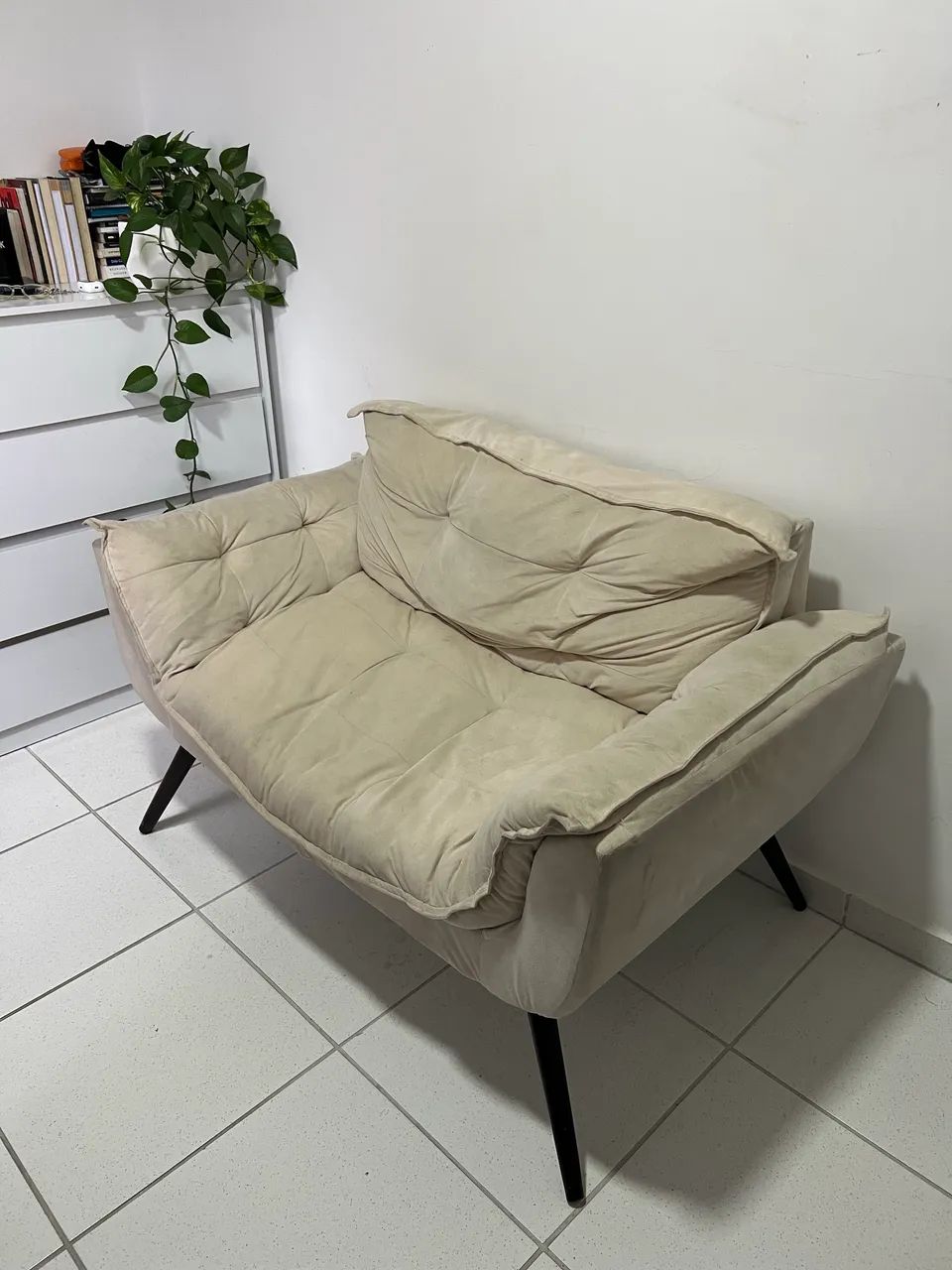 Namoradeira Poltrona 2 Lugares Retrô Suede Bege + Duas Almofadas de Brinde - Foto 2