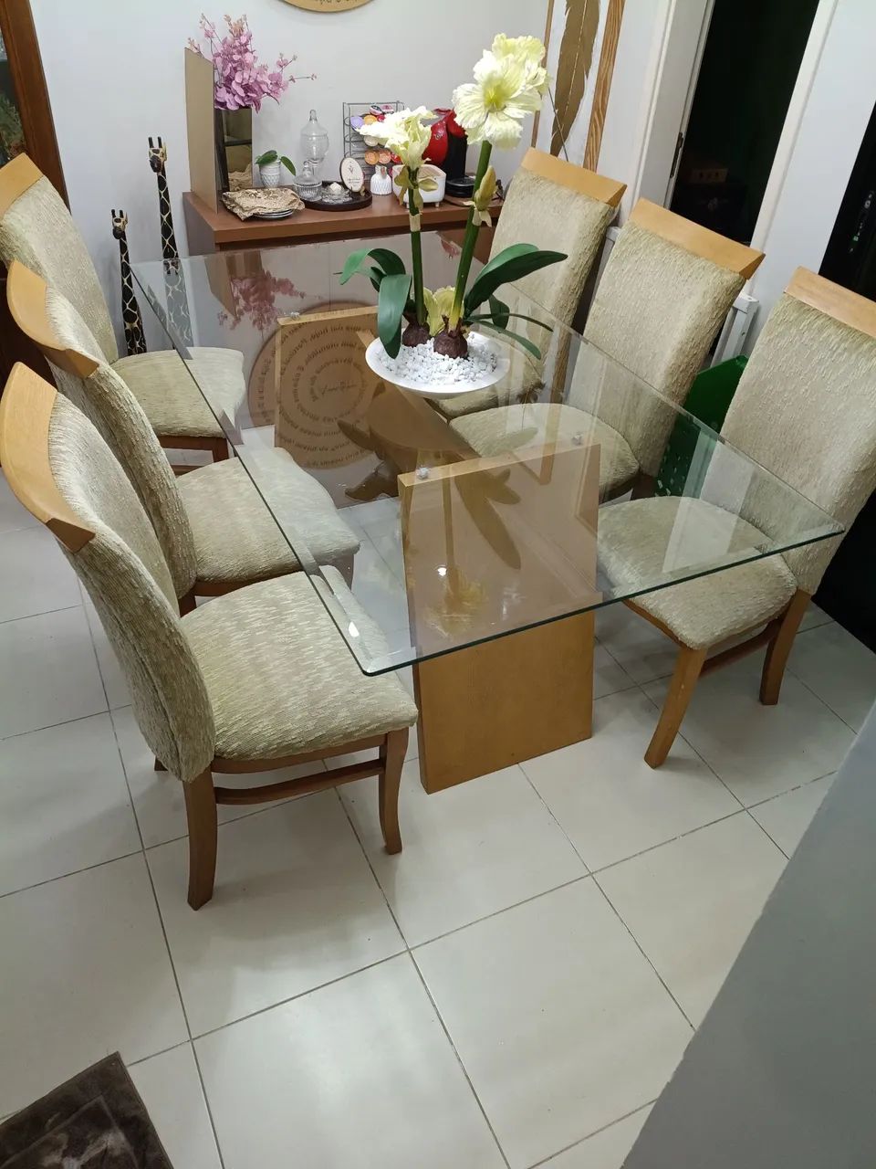 Mesa jantar vidro 6 cadeiras estofadas em buclê - Foto 2