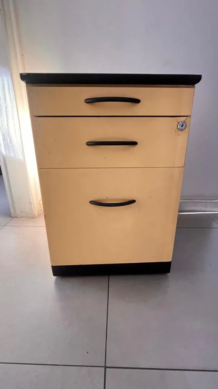 Gaveteiro escritório amarelo