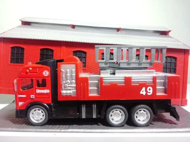 MINIATURA BOMBEIROS SINOTRUCK HOWO A7 FIRE ENGINE ELEVATOR 49 ESCALA 1/75 - Foto 3