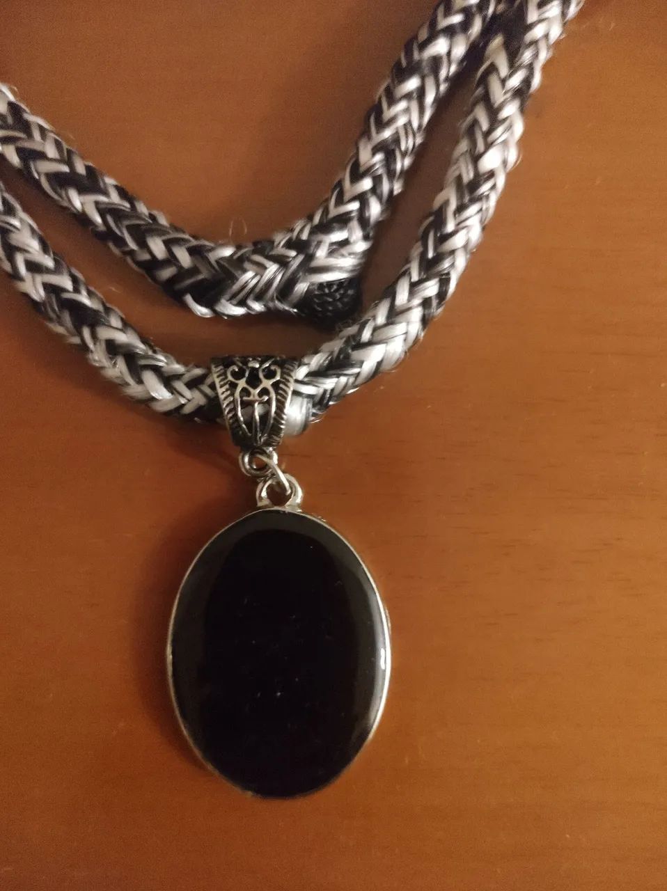 Colar artesanal Mesclado Preto e Branco com Pedra  - Foto 4