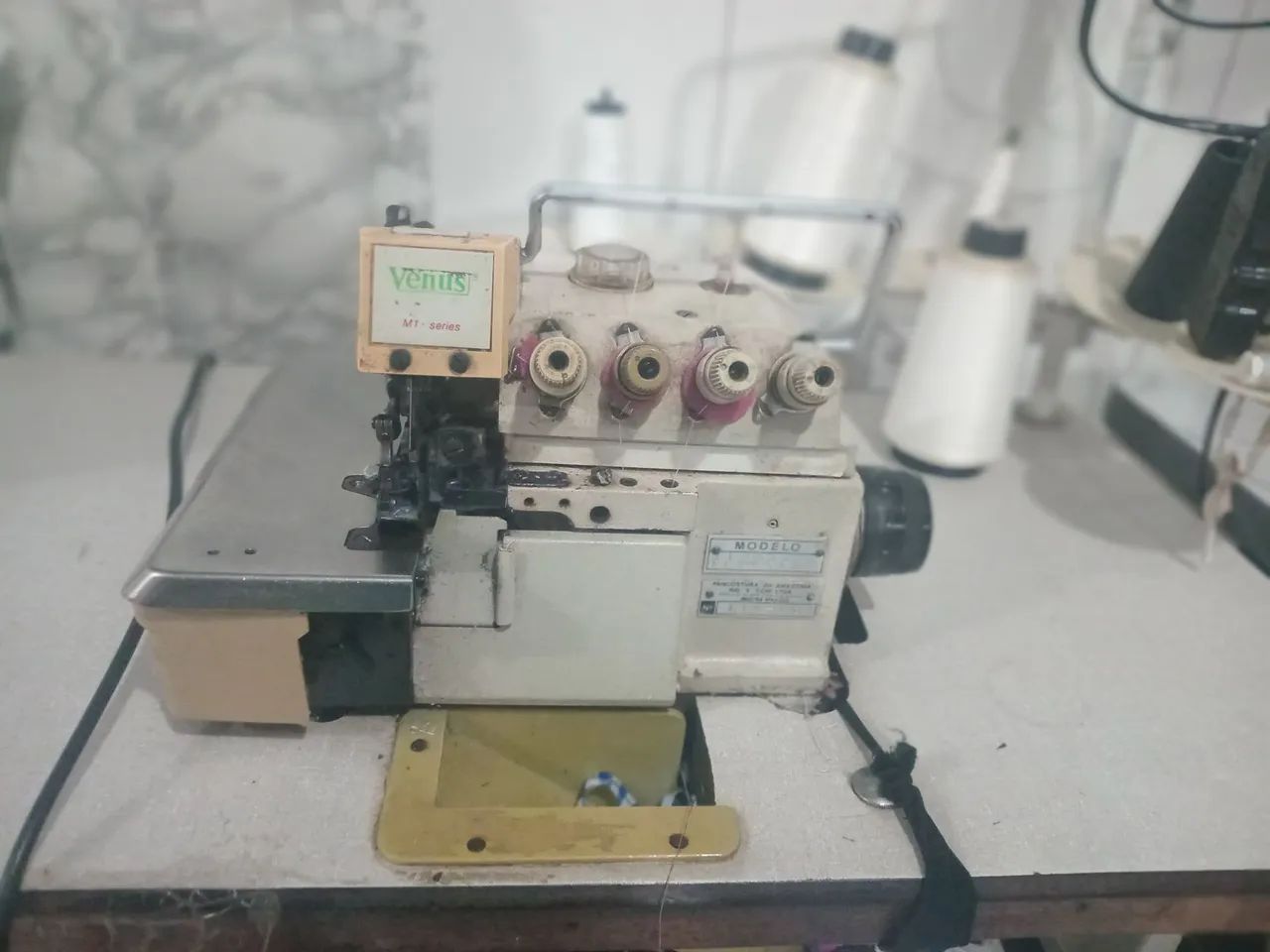 Máquina Overlock á venda.