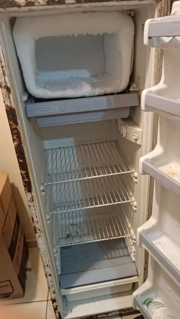 Geladeira feia e usada (gelando normal)