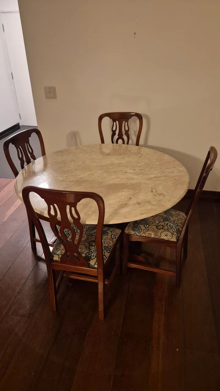 Vendo Mesa de Jantar com 4 Cadeiras