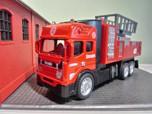 MINIATURA BOMBEIROS SINOTRUCK HOWO A7 FIRE ENGINE ELEVATOR 49 ESCALA 1/75 - Foto 4