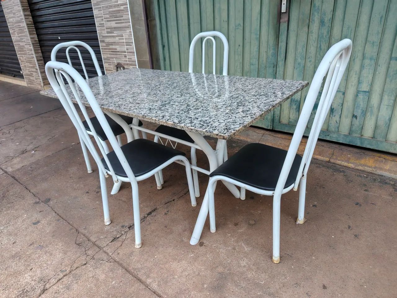 Vendo mesa de granito com 4 cadeiras  - Foto 3