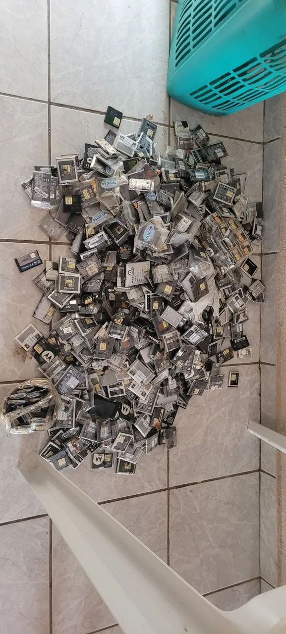 Mais de 800 baterias de celular - Foto 2