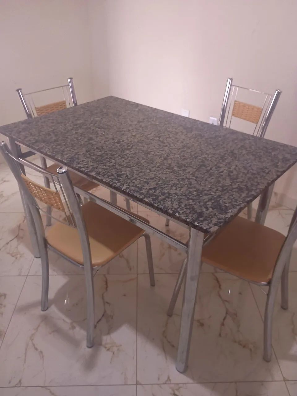 Mesa com 4 cadeiras 