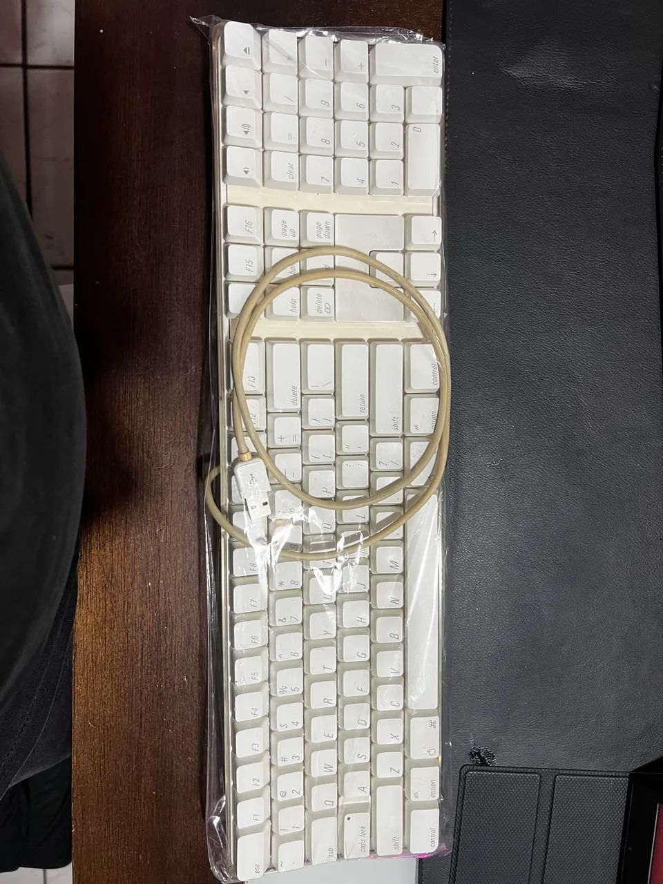 Este é um teclado Apple Wired Keyboard branco modelo A1048. - Foto 4