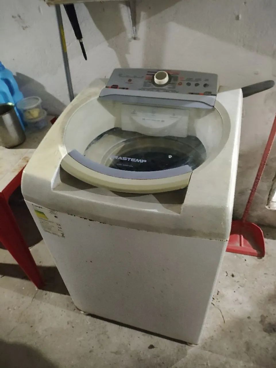 Vendo maquina de lavar com defeito para retirar a carcaça 